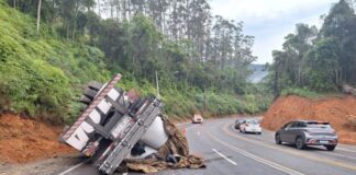 Caminhão tomba na Rodovia Gentil Battisti Archer, em Brusque