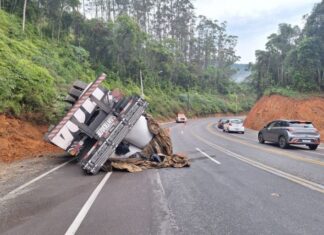 Caminhão tomba na Rodovia Gentil Battisti Archer, em Brusque