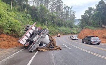 Caminhão tomba na Rodovia Gentil Battisti Archer, em Brusque