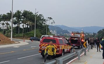 Motorista é identificado após carro cair no rio Itajaí-Mirim, em Brusque