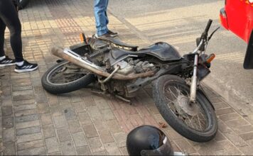 Motociclista fica ferido após colisão com carro no bairro Águas Claras, em Brusque