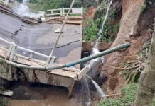 Ponte desaba com carro e deixa duas pessoas feridas em Canelinha