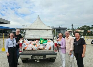 AmpeBr doa alimentos arrecadados na 6ª Corra por Elas
