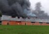 Incêndio de grandes proporções atinge unidade da Cremer em Blumenau