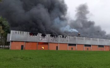 Incêndio de grandes proporções atinge unidade da Cremer em Blumenau