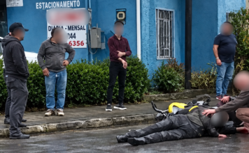 Colisão entre moto e caminhão deixa motociclista caído na pista em Brusque