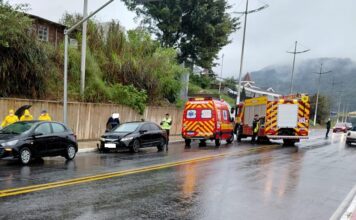 Gestante é levada ao hospital após carro de aplicativo ser atingido em Brusque
